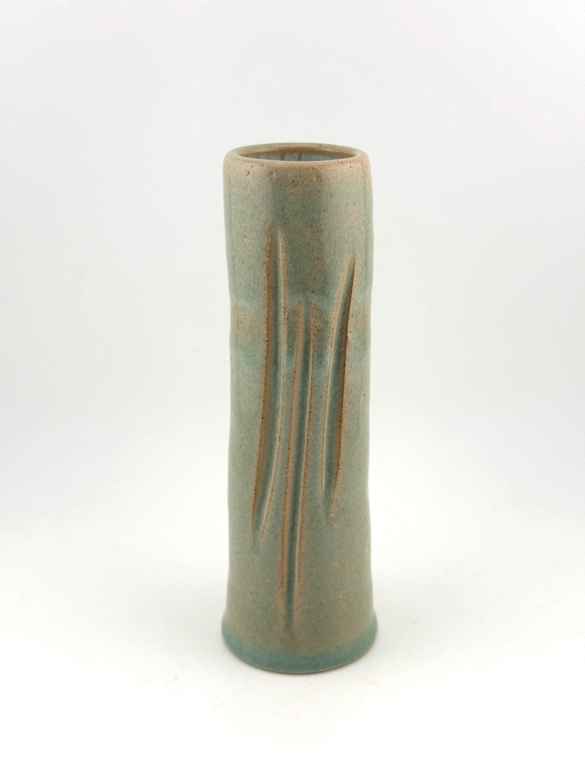 Vase artisanal KYO en grès céladon craquelé, silhouette étroite pour fleurs ou ikebana, Terres.me.