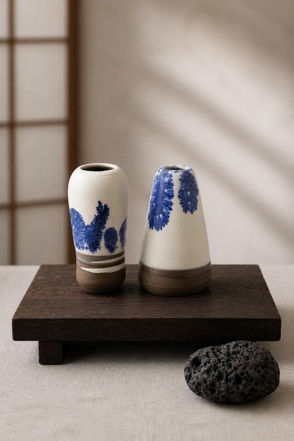 Vase artisanal Mocha Tea en faïence noire, décor végétal bleu et blanc sous émail transparent, Terres.me.