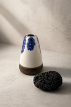 Vase Mocha Tea fait main, contraste entre faïence noire et ramifications bleu cobalt, Terres.me.