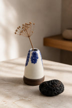 Vase en faïence noire décoré selon la technique Mocha Tea, motifs organiques bleutés, Terres.me.