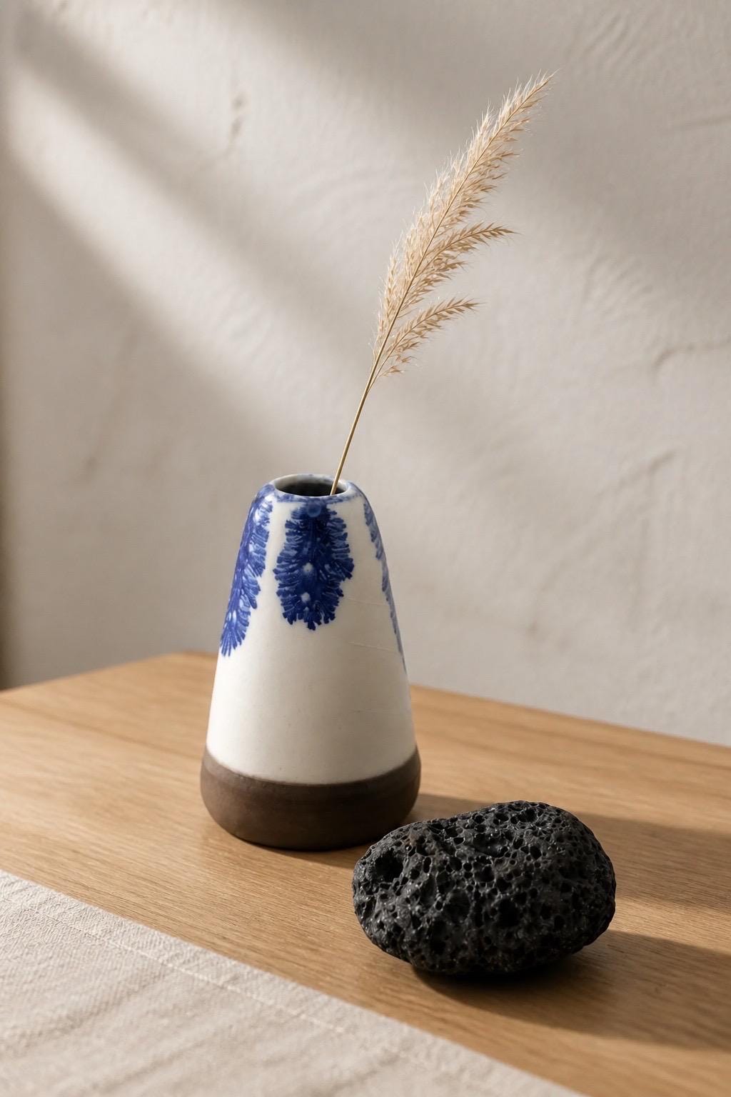 Vase décoratif noir, blanc et cobalt, technique Mocha Tea réalisée artisanalement par Terres.me.