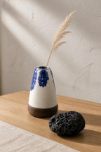 Vase décoratif noir, blanc et cobalt, technique Mocha Tea réalisée artisanalement par Terres.me.