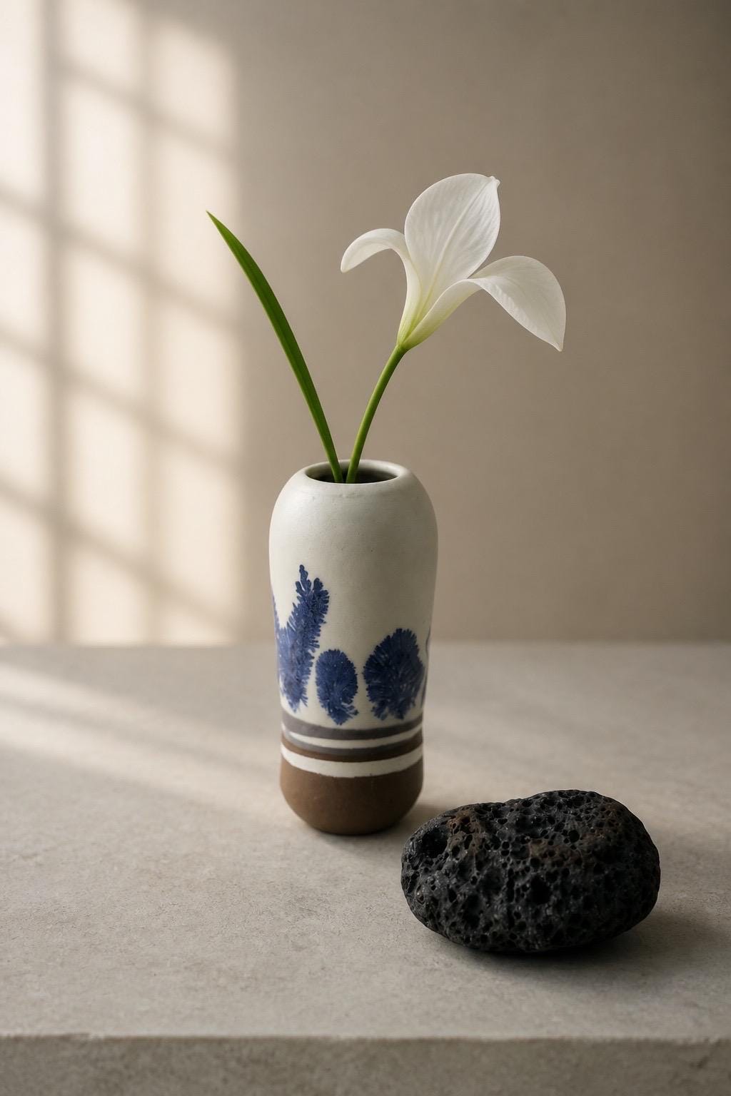 Vase artisanal en faïence noire aux motifs Mocha Tea bleu cobalt et blanc, création Terres.me.