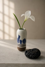 Vase artisanal en faïence noire aux motifs Mocha Tea bleu cobalt et blanc, création Terres.me.