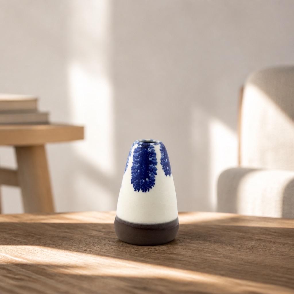 Vase unique en faïence noire, décor végétal bleu et blanc créé par la technique Mocha Tea, Terres.me.