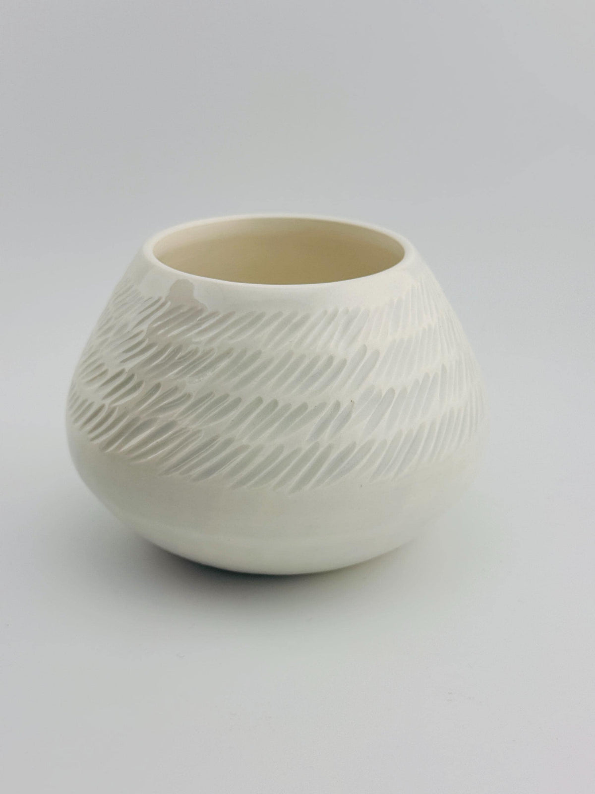 Vase artisanal MOON en porcelaine blanche, reliefs subtils sous couverte transparente brillante, Terres.me.