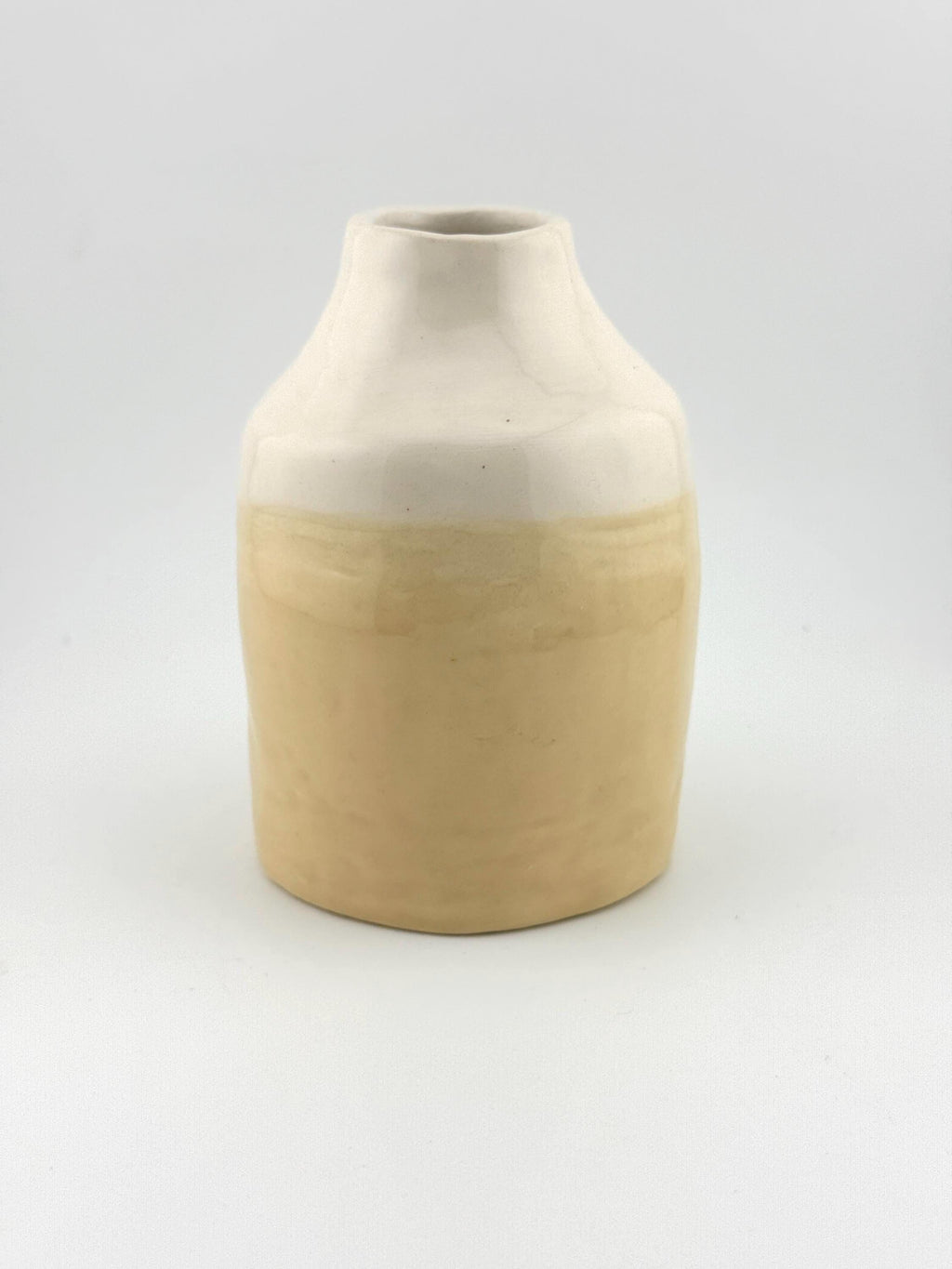 Vase artisanal PERLE en faïence blanche, surface lumineuse sous couverte transparente brillante, Terres.me.