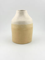 Vase artisanal PERLE en faïence blanche, surface lumineuse sous couverte transparente brillante, Terres.me.