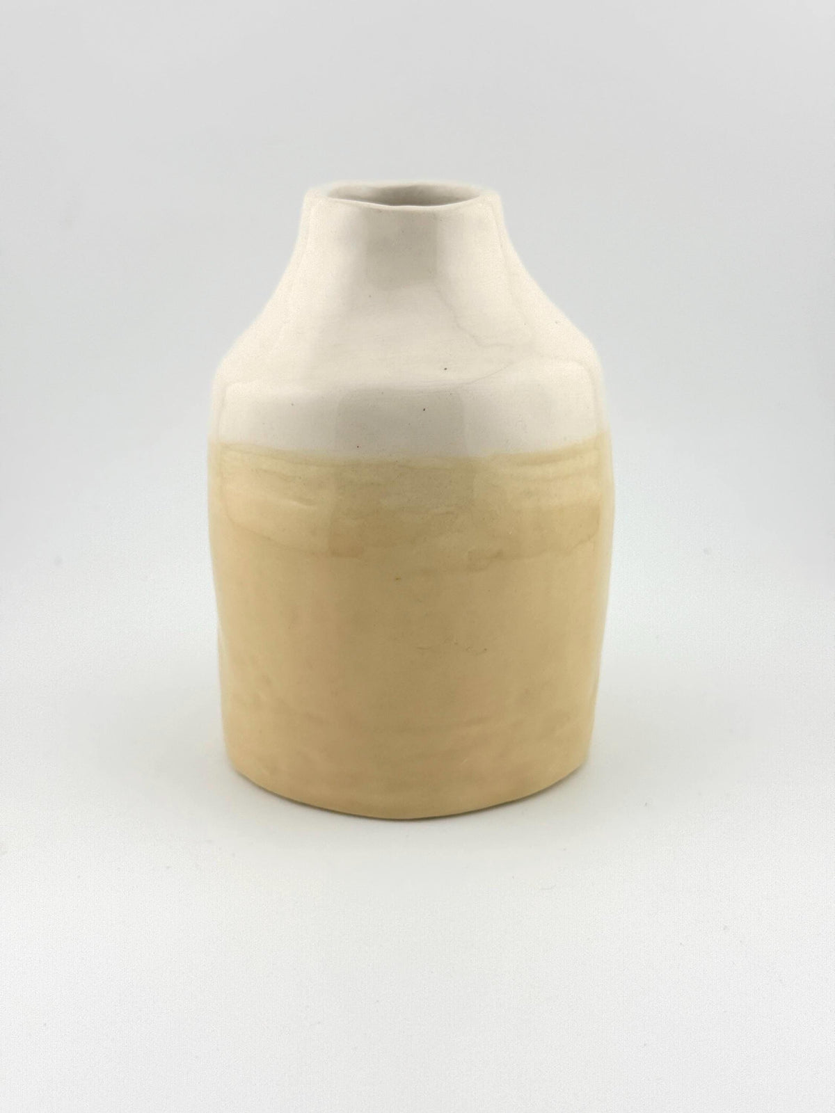 Vase artisanal PERLE en faïence blanche, surface lumineuse sous couverte transparente brillante, Terres.me.