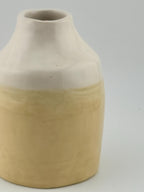 Petit vase blanc brillant en faïence façonnée au colombin, création artisanale Terres.me.