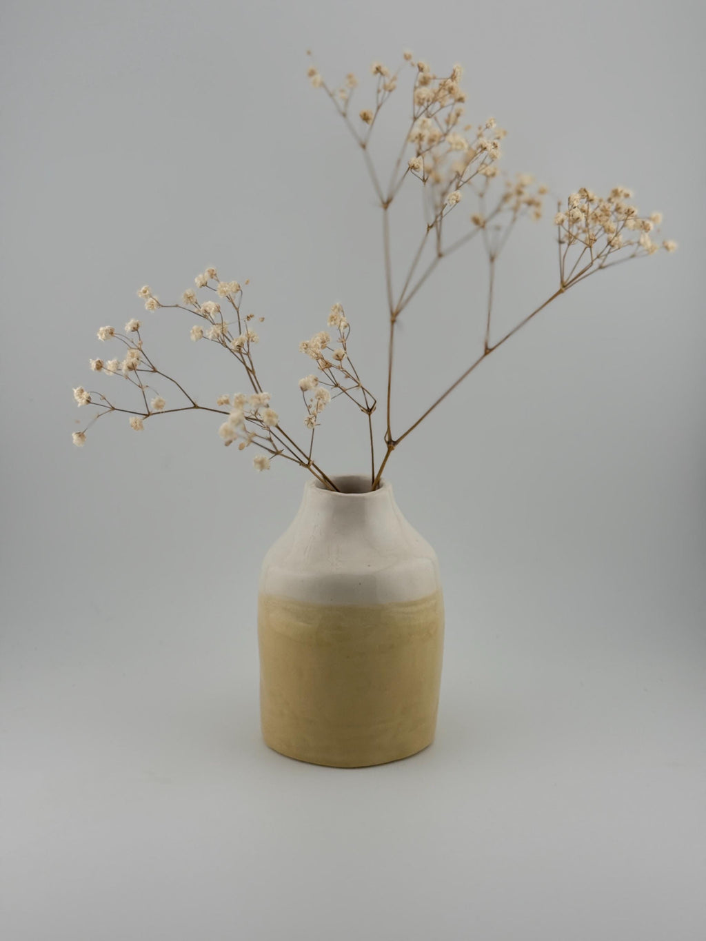 Vase minimaliste en faïence blanche brillante, pièce unique façonnée à la main par Terres.me.