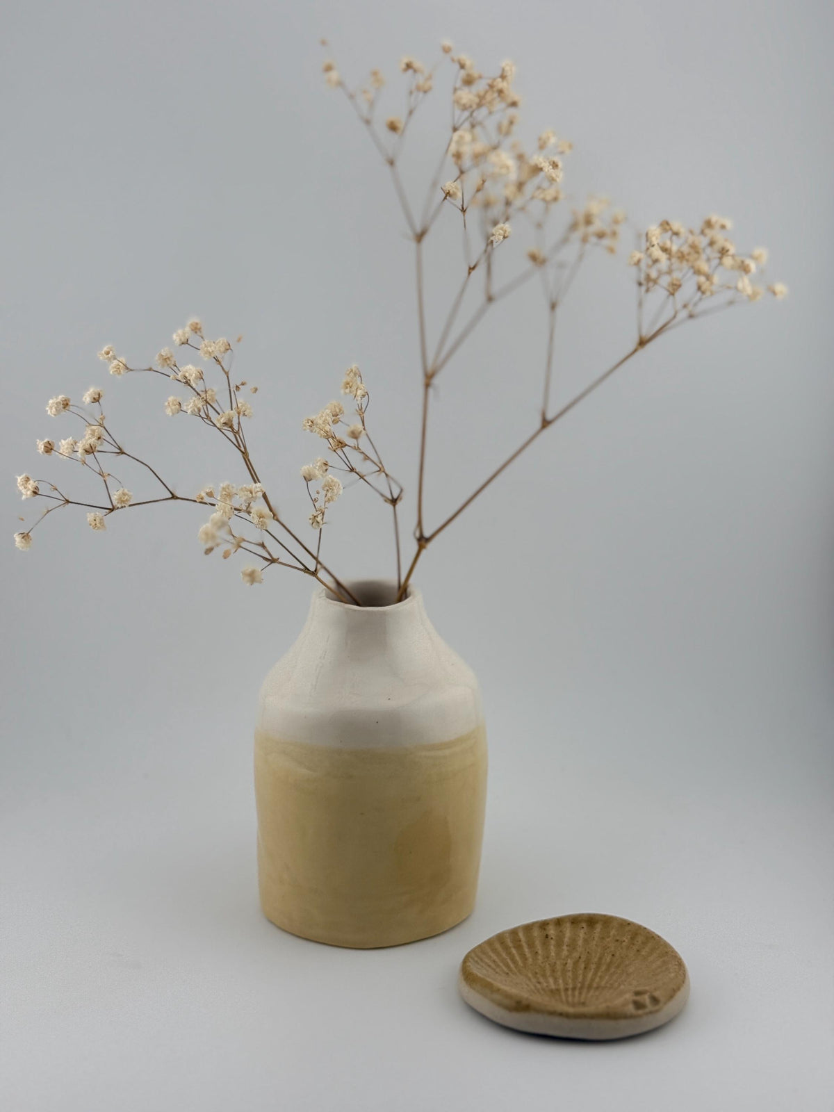 Vase artisanal PERLE en faïence blanche brillante, objet unique fait main par Terres.me.