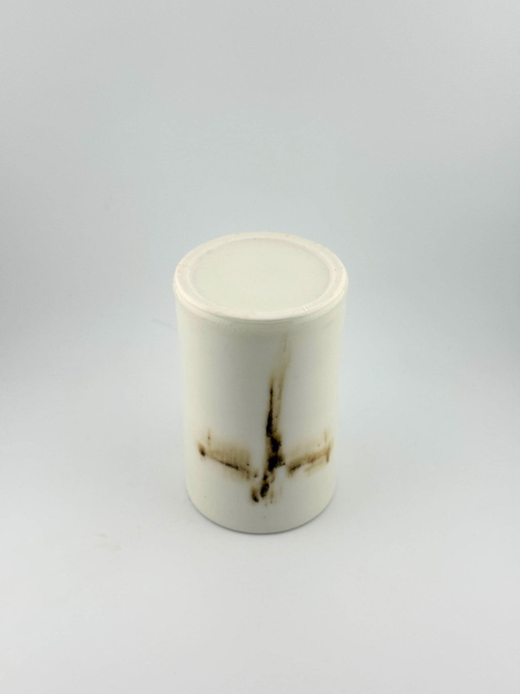 Vase artisanal en porcelaine, motif noir fumé aux contours aquarellés révélés par la cuisson, Terres.me.