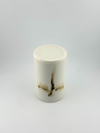Vase artisanal en porcelaine, motif noir fumé aux contours aquarellés révélés par la cuisson, Terres.me.