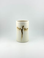 Vase cylindrique blanc, décor abstrait noir et brun issu d’un transfert d’engobe, Terres.me.