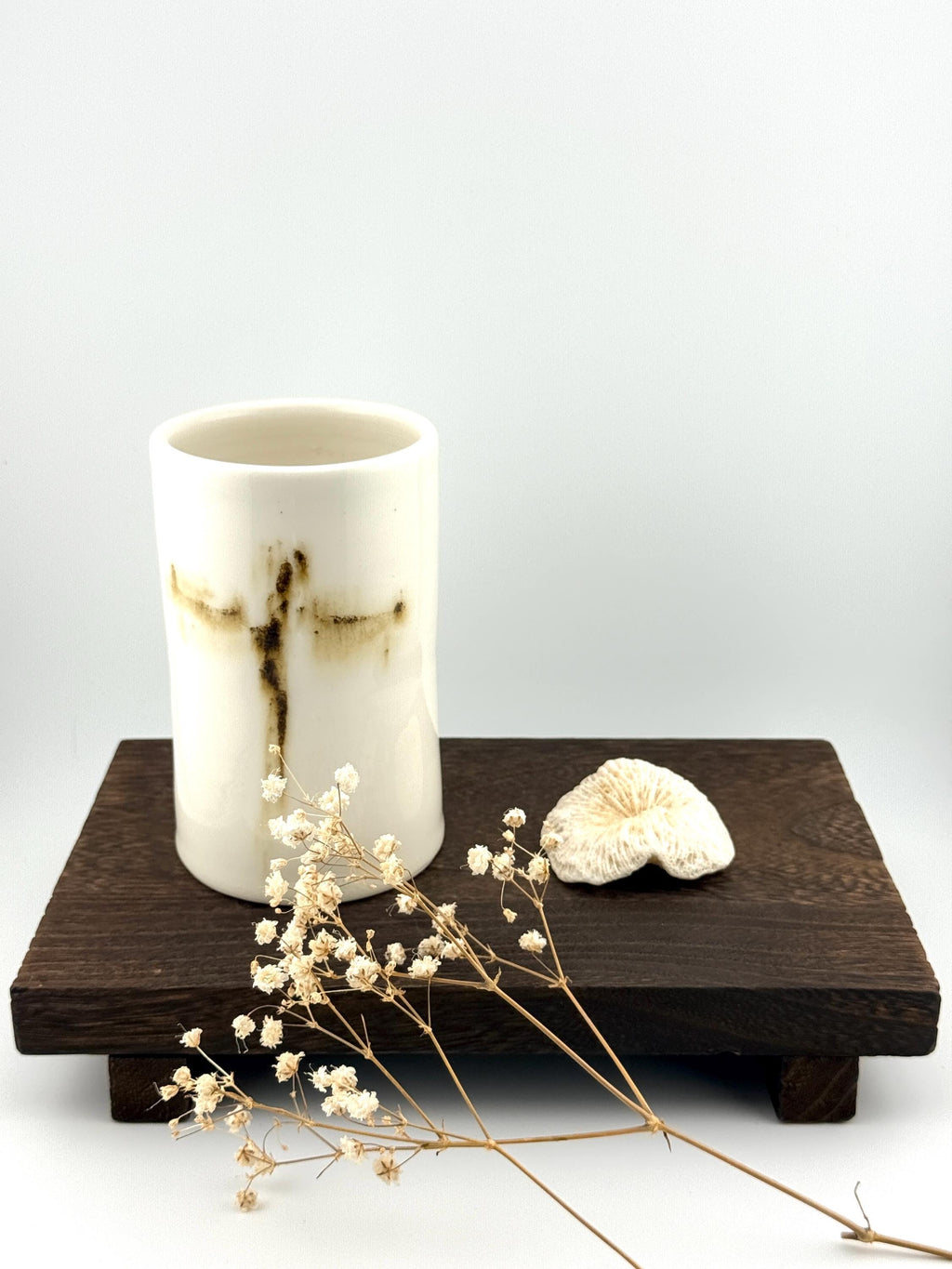 Vase en porcelaine blanche sous couverte transparente brillante, décor libellule devenu trace graphique, Terres.me.