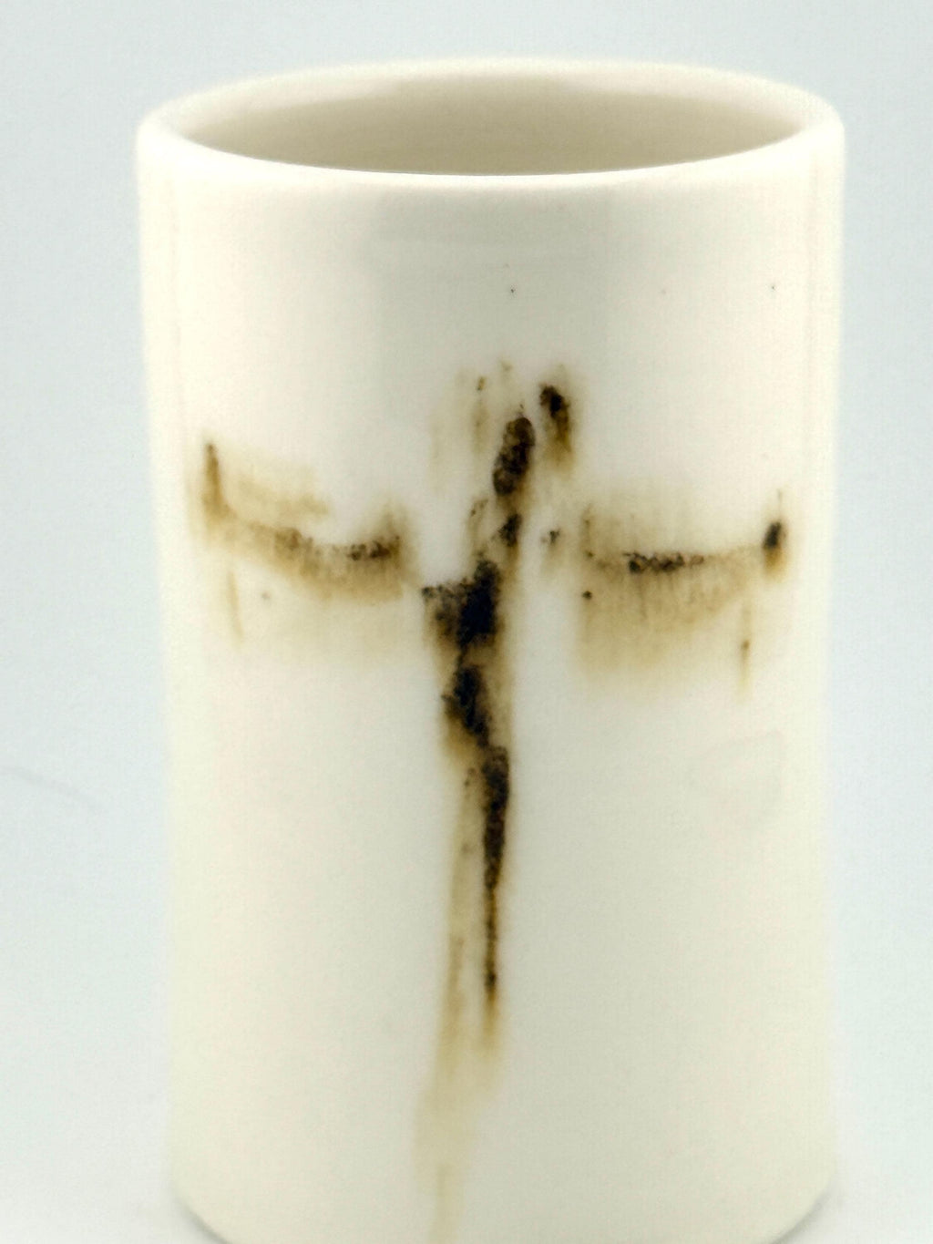Vase minimaliste en porcelaine, contraste entre blanc lumineux et motif noir-brun diffus, Terres.me.