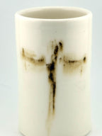 Vase minimaliste en porcelaine, contraste entre blanc lumineux et motif noir-brun diffus, Terres.me.