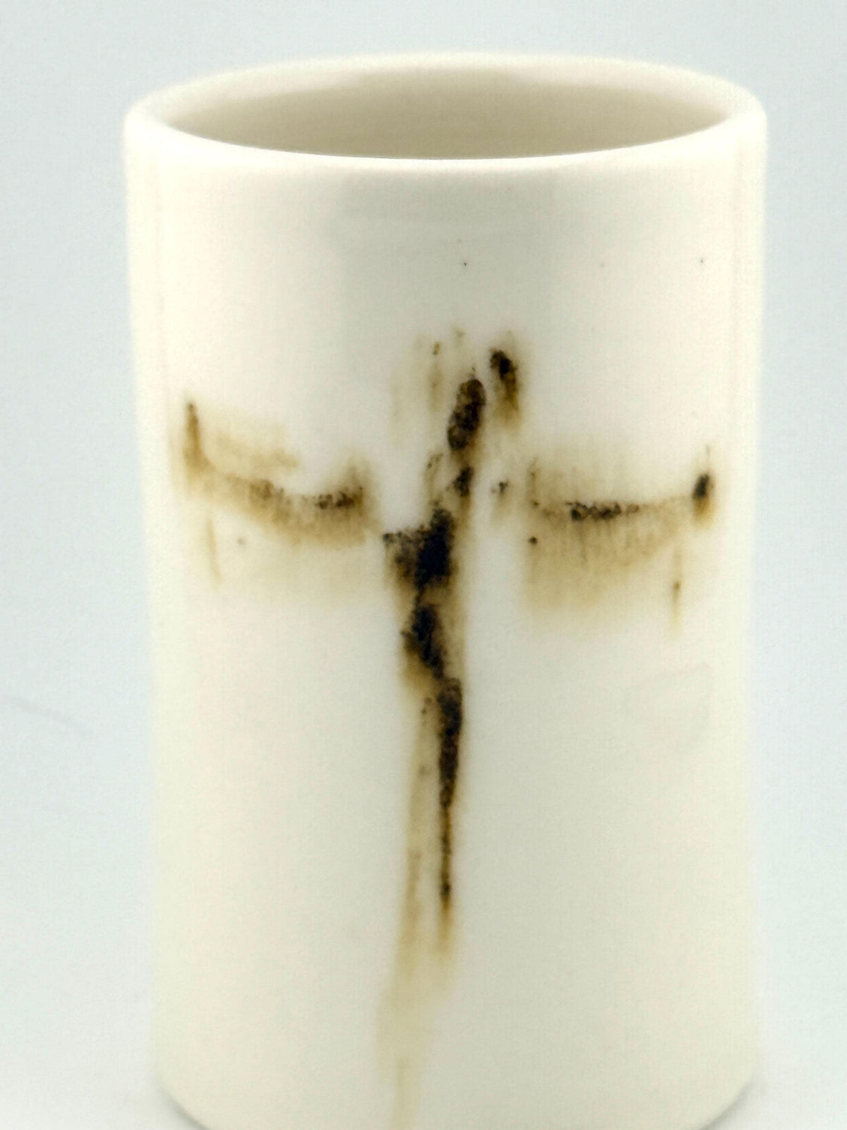 Vase minimaliste en porcelaine, contraste entre blanc lumineux et motif noir-brun diffus, Terres.me.