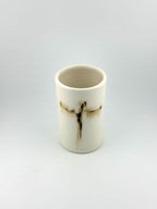 Vase Wabi-Sabi en porcelaine blanche, motif abstrait inspiré d’une libellule sous émail brillant, Terres.me.