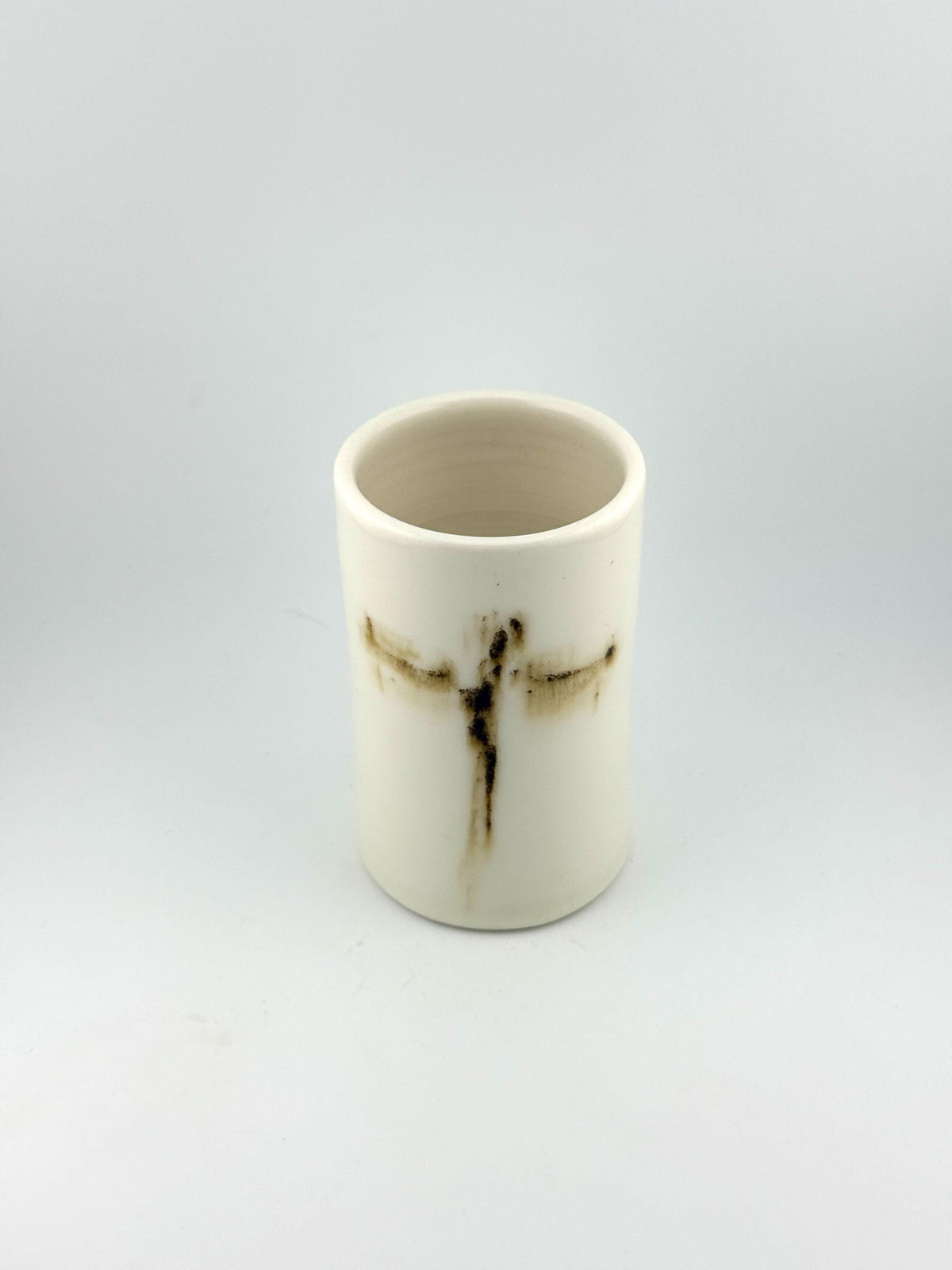 Vase Wabi-Sabi en porcelaine blanche, motif abstrait inspiré d’une libellule sous émail brillant, Terres.me.