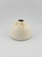Petit vase Sainte-Lucie en faïence blanche, forme ronde et finition mate artisanale, Terres.me.