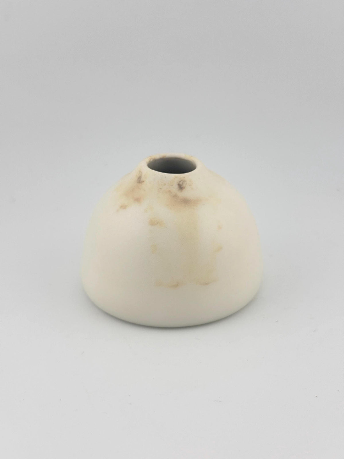 Petit vase Sainte-Lucie en faïence blanche, forme ronde et finition mate artisanale, Terres.me.
