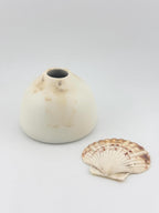 Vase soliflore en céramique blanche, décor Mocha Tea et lignes épurées, création Terres.me.