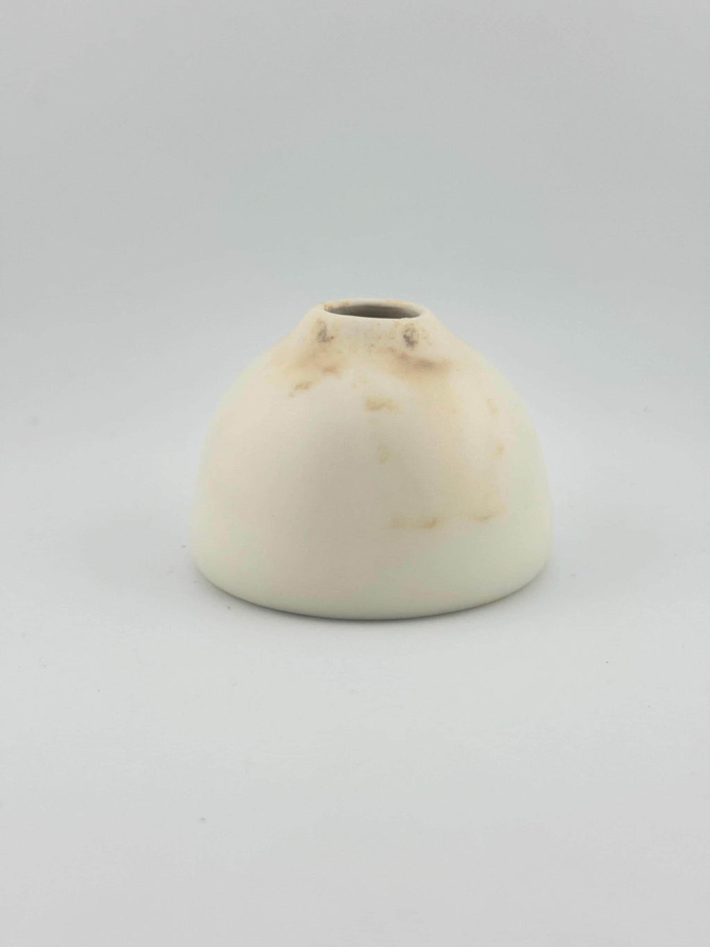 Petit vase blanc pour ikebana, faïence tournée au tour de potier et émaillée à la main, Terres.me.