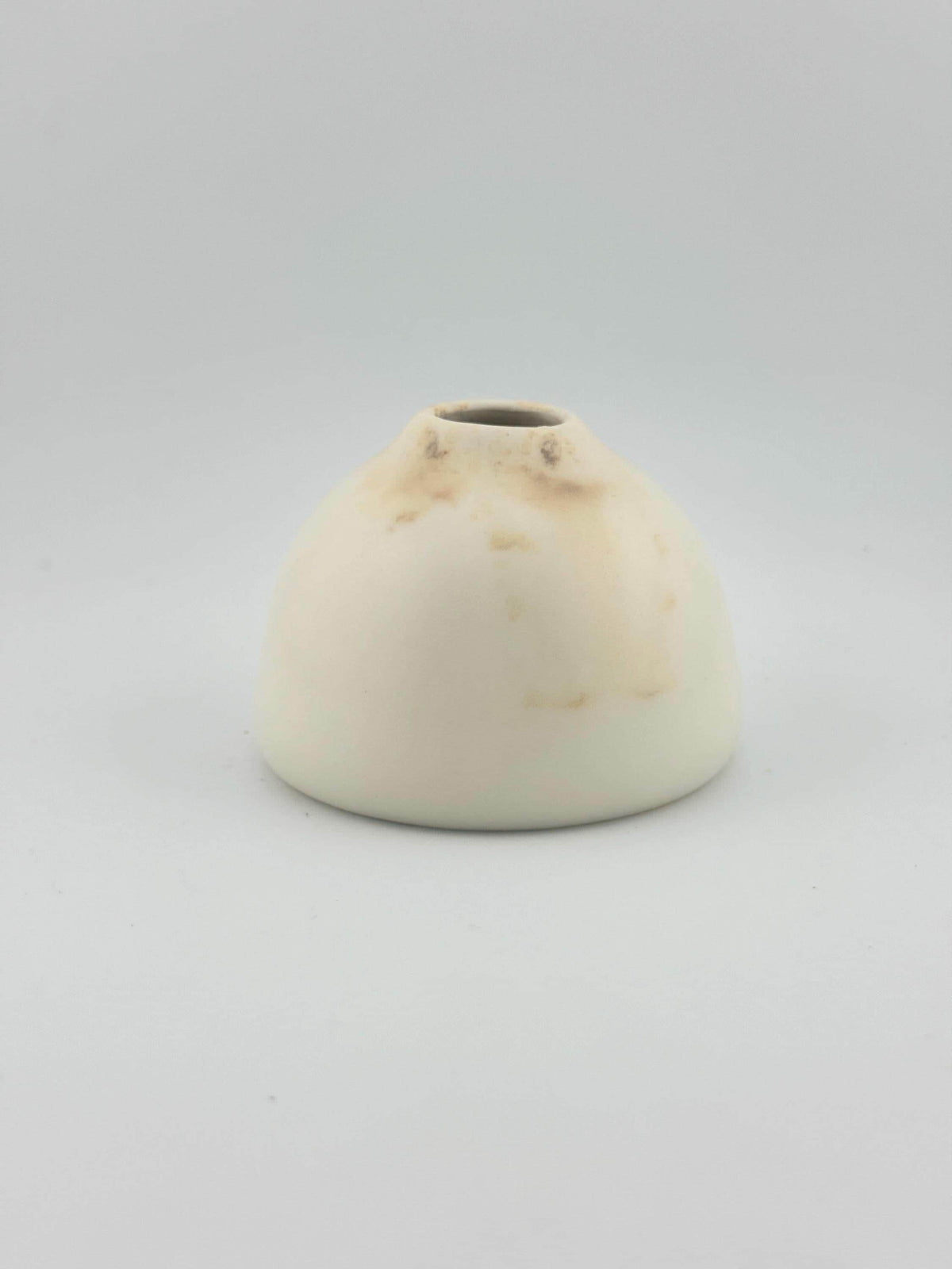 Petit vase blanc pour ikebana, faïence tournée au tour de potier et émaillée à la main, Terres.me.