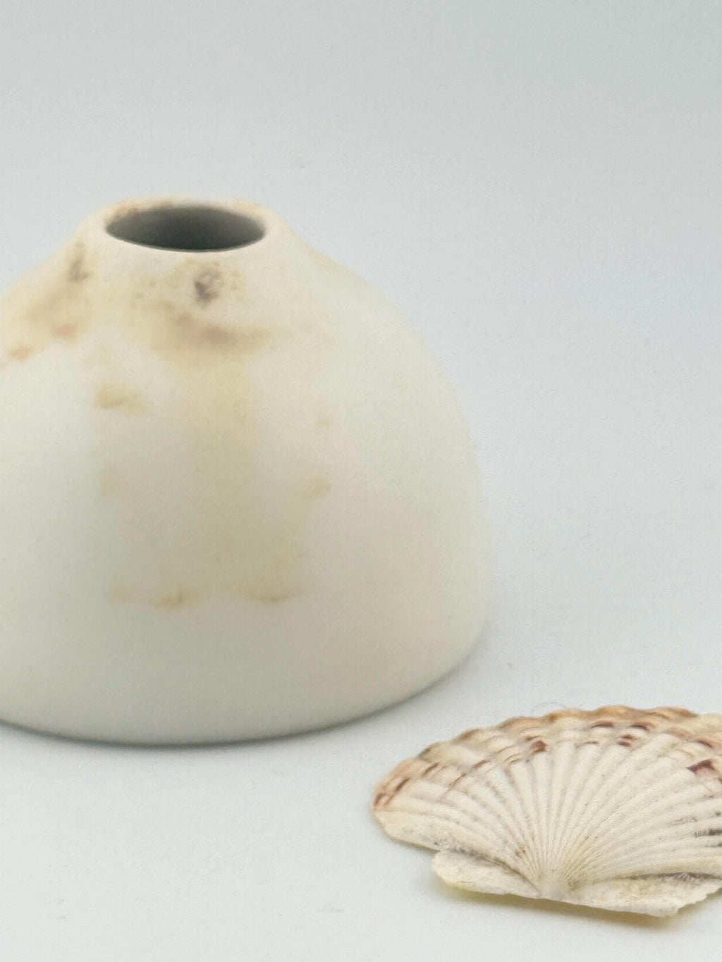 Petit vase Sainte-Lucie en céramique blanche, finition transparente mate et esprit Japandi, Terres.me.