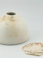 Petit vase Sainte-Lucie en céramique blanche, finition transparente mate et esprit Japandi, Terres.me.