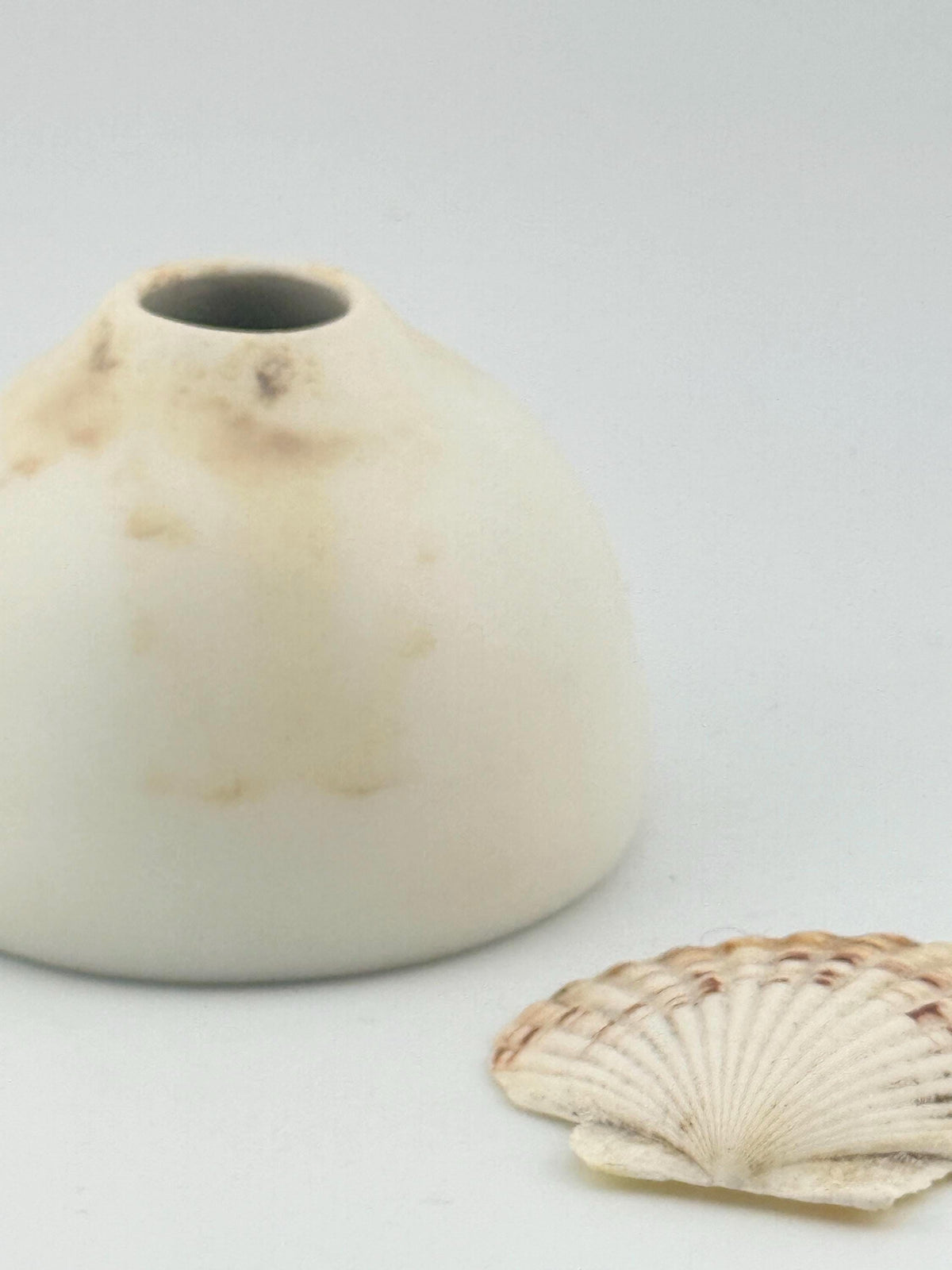 Petit vase Sainte-Lucie en céramique blanche, finition transparente mate et esprit Japandi, Terres.me.