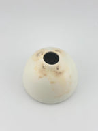 Vase soliflore en faïence blanche fait main, forme compacte et décor discret Mocha Tea, Terres.me.