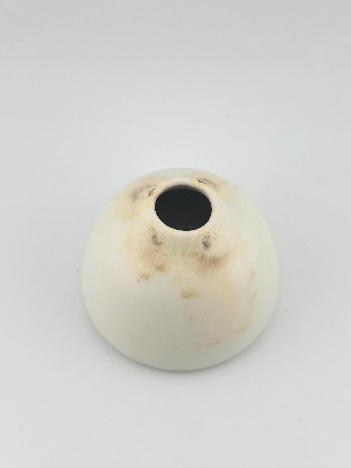 Vase soliflore en faïence blanche fait main, forme compacte et décor discret Mocha Tea, Terres.me.