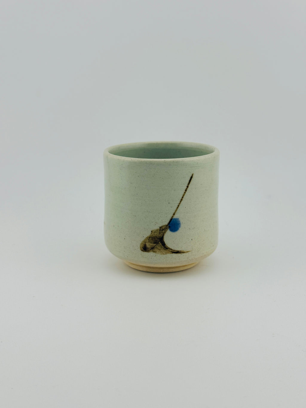 Yunomi moyen en grès blanc à décor sumi-e au cobalt