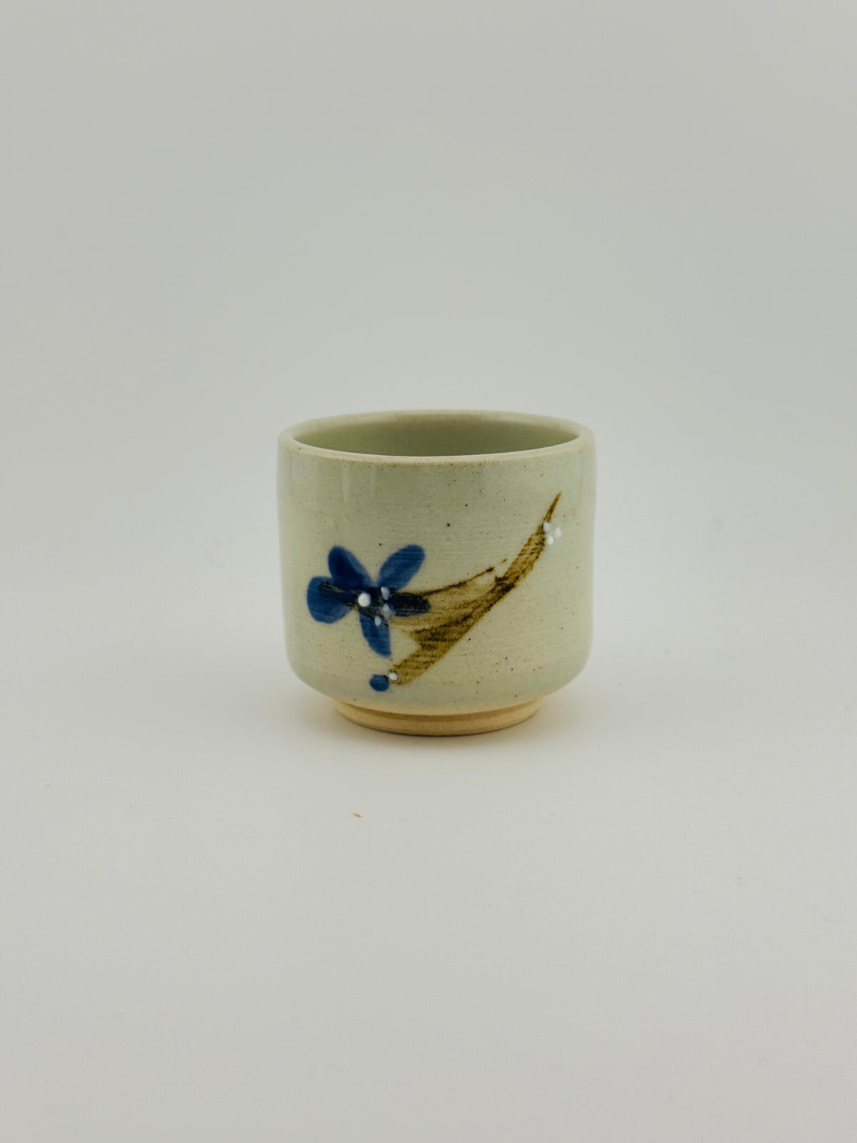 Petit yunomi en grès blanc à décor sumi-e au cobalt
