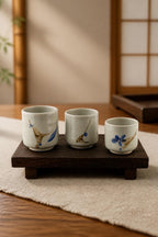Yunomi en grès blanc avec décor sumi-e cobalt, vue 1 sur 10, tasse à thé japonaise façonnée à la main par Terresme.