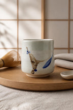 Yunomi en grès blanc avec décor sumi-e cobalt, vue 3 sur 10, tasse à thé japonaise façonnée à la main par Terresme.