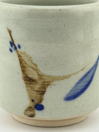 Yunomi en grès blanc avec décor sumi-e cobalt, vue 4 sur 10, tasse à thé japonaise façonnée à la main par Terresme.