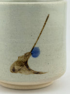 Yunomi en grès blanc avec décor sumi-e cobalt, vue 6 sur 10, tasse à thé japonaise façonnée à la main par Terresme.