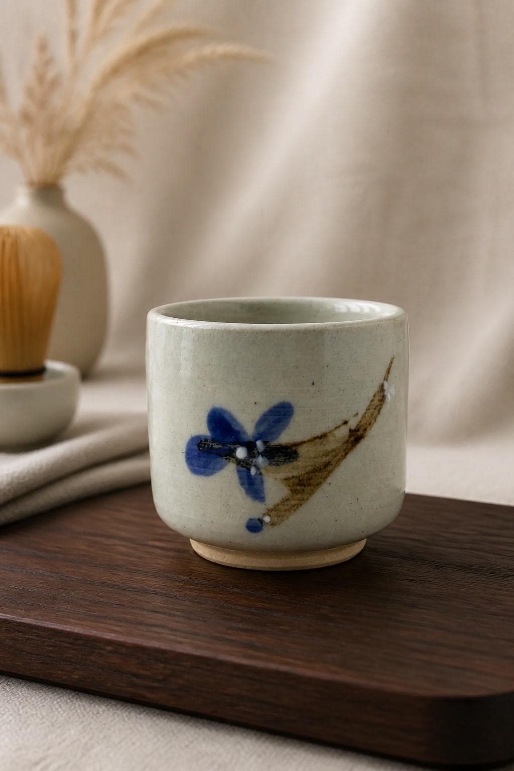 Yunomi en grès blanc avec décor sumi-e cobalt, vue 7 sur 10, tasse à thé japonaise façonnée à la main par Terresme.
