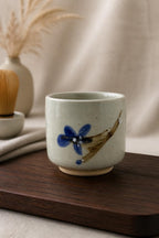 Yunomi en grès blanc avec décor sumi-e cobalt, vue 7 sur 10, tasse à thé japonaise façonnée à la main par Terresme.