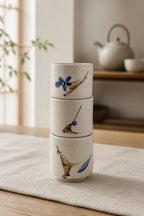 Yunomi en grès blanc avec décor sumi-e cobalt, vue 8 sur 10, tasse à thé japonaise façonnée à la main par Terresme.
