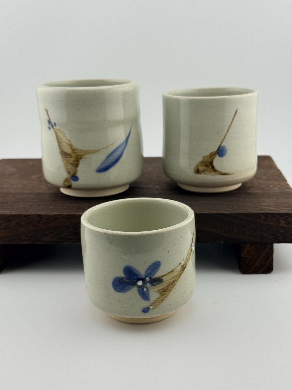 Yunomi en grès blanc avec décor sumi-e cobalt, vue 10 sur 10, tasse à thé japonaise façonnée à la main par Terresme.