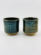 Yunomi en grès chamotté avec libellule en porcelaine et céladon vert – Terres.me – vue 1
