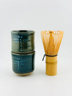 Yunomi en grès chamotté avec libellule en porcelaine et céladon vert – Terres.me – vue 3