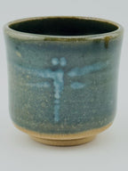 Yunomi en grès chamotté avec libellule en porcelaine et céladon vert – Terres.me – vue 5