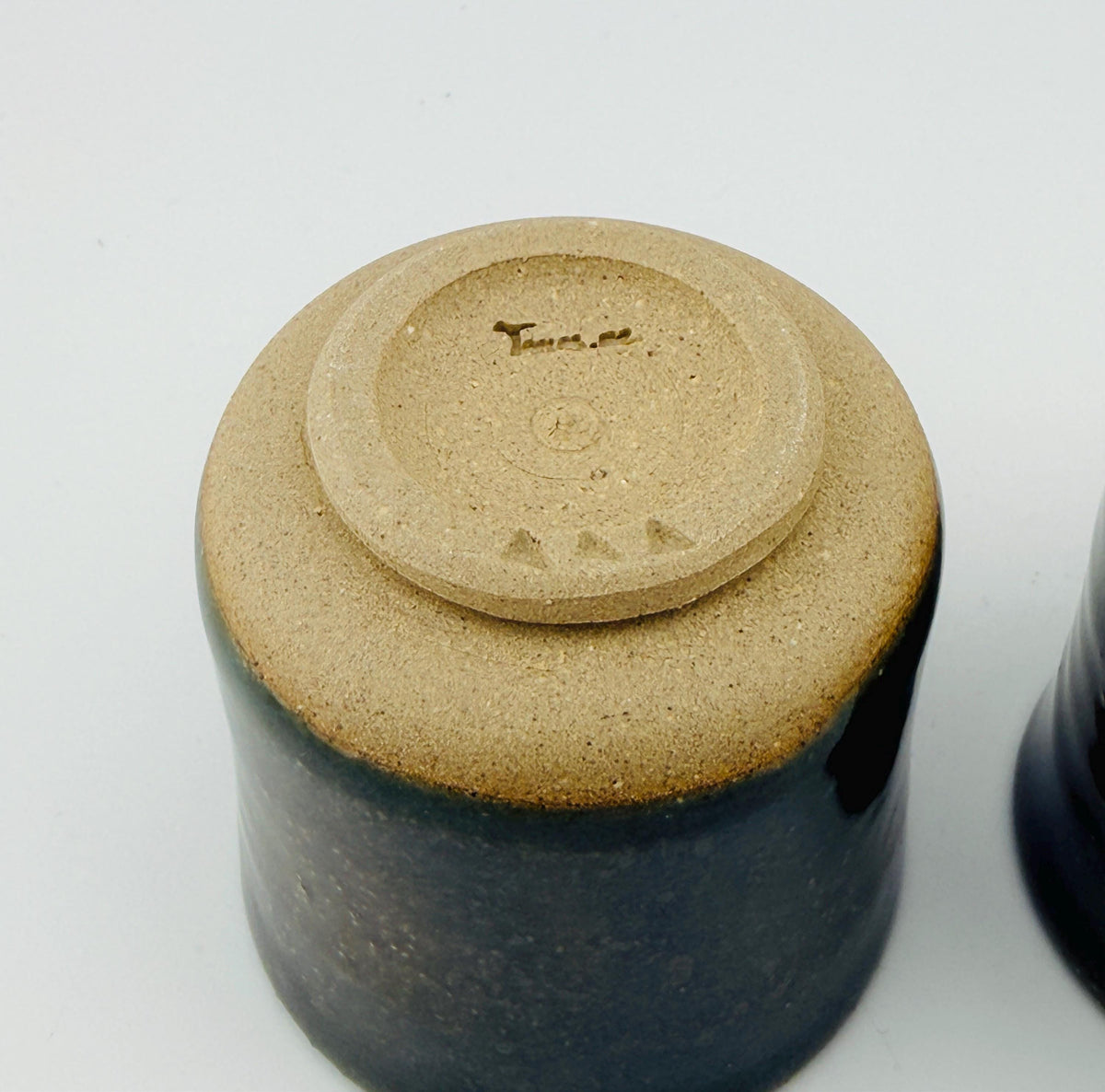 Yunomi en grès chamotté avec libellule en porcelaine et céladon vert – Terres.me – vue 8