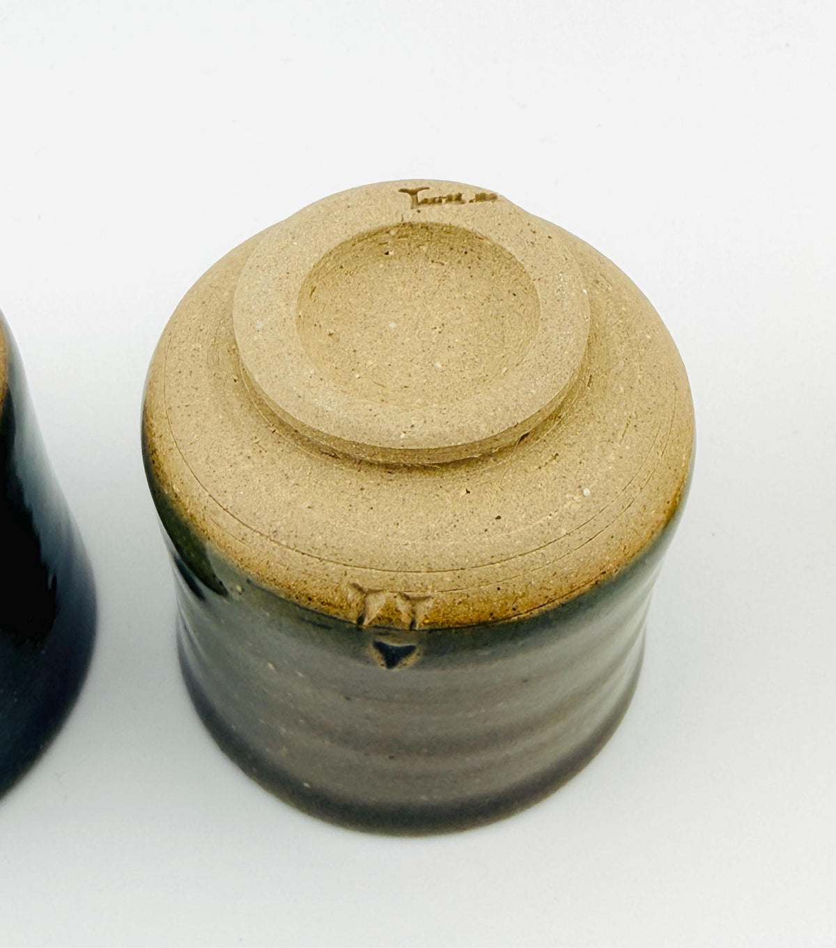 Yunomi en grès chamotté avec libellule en porcelaine et céladon vert – Terres.me – vue 9